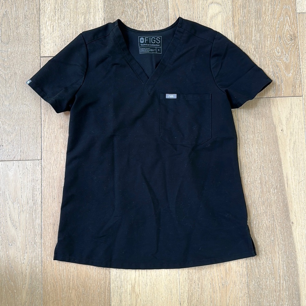 Women’s FIGS one pocket scrub top